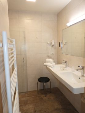 Helles Badezimmer
