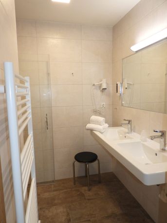 Helles Badezimmer