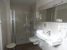 Badezimmer mit begehbarer Dusche