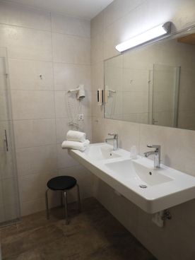 Badezimmer mit zwei Waschbecken