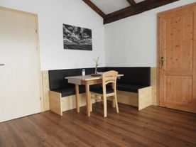 Sitzecke mit Tisch und Stuhl