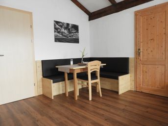 Sitzecke mit Tisch und Stuhl