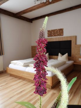 Blumendekor im Zimmer