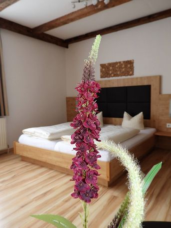 Blumendekor im Zimmer
