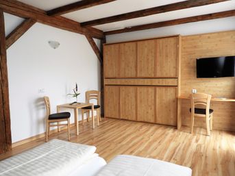 Geräumiges Zimmer mit Holzbalken und Einbauschrank