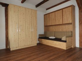 Schrank und Sitzgelegenheit