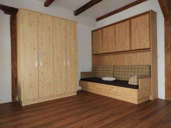 Schrank und Sitzgelegenheit