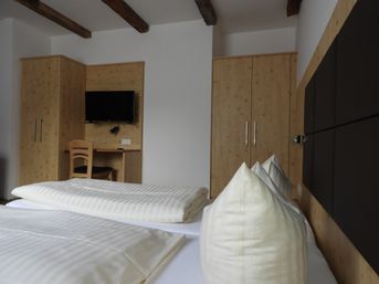 Schlafzimmer mit Flatscreen TV
